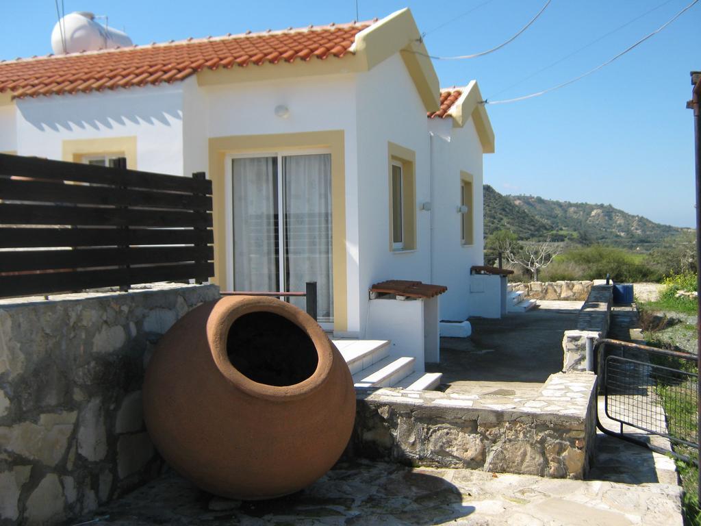 Pangeras Apartments Pissouri Room photo